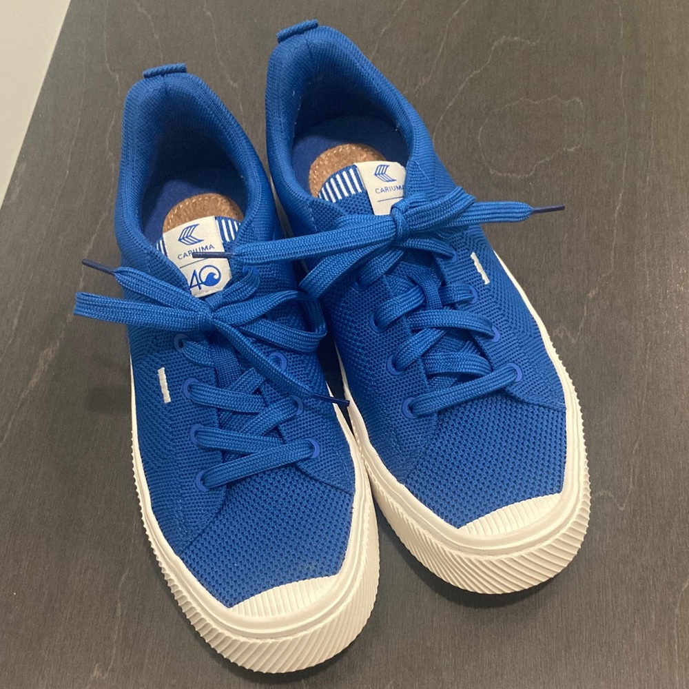 Cariuma Bold Blue and White